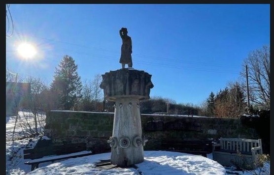 Zöllmener Dorfbrunnen im Winter