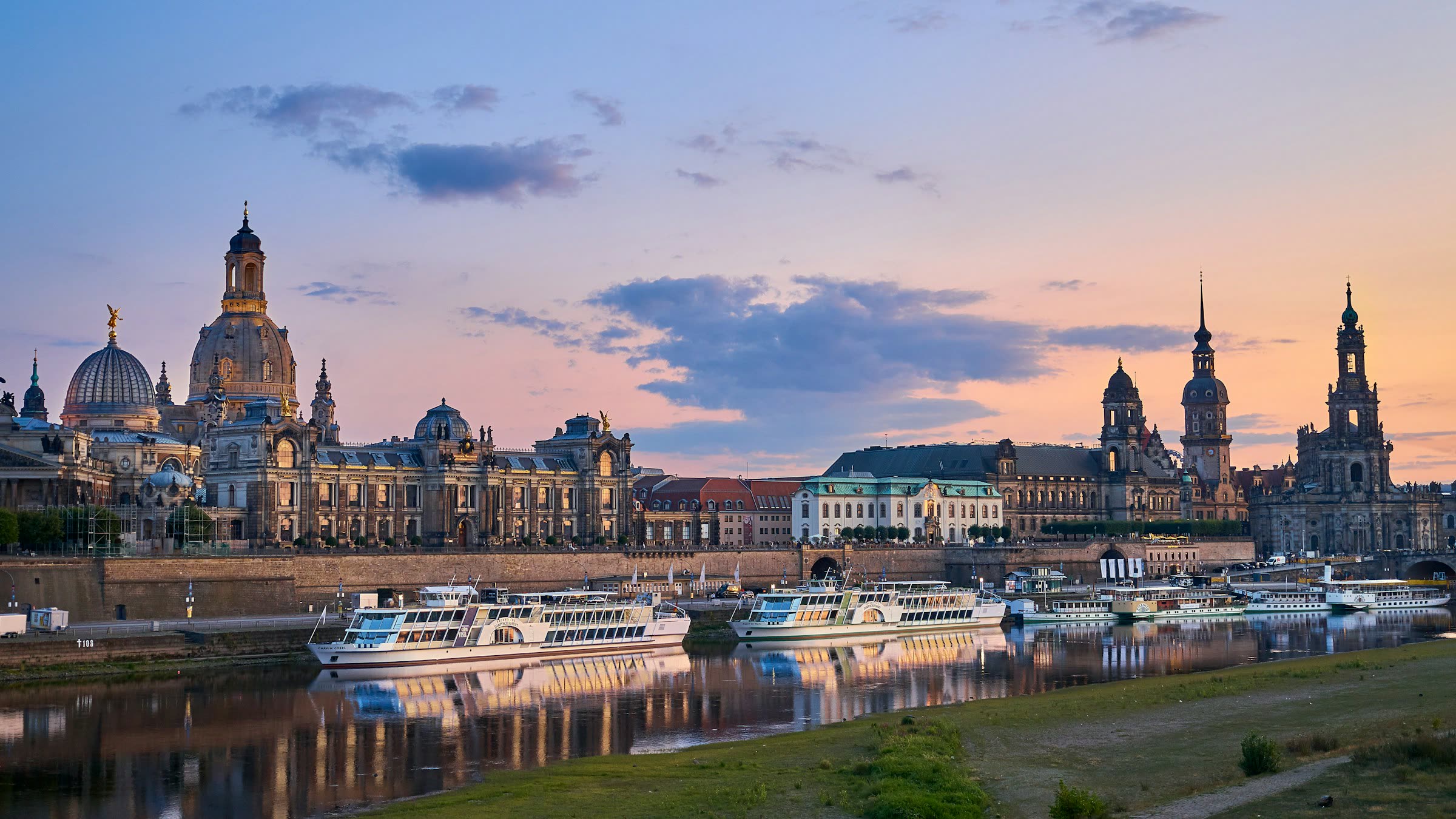 Dresdner Altstadt-Panorama an der Elbe im Abendlicht — Frauenkirche, Brühlsche Terrasse und Hofkirche