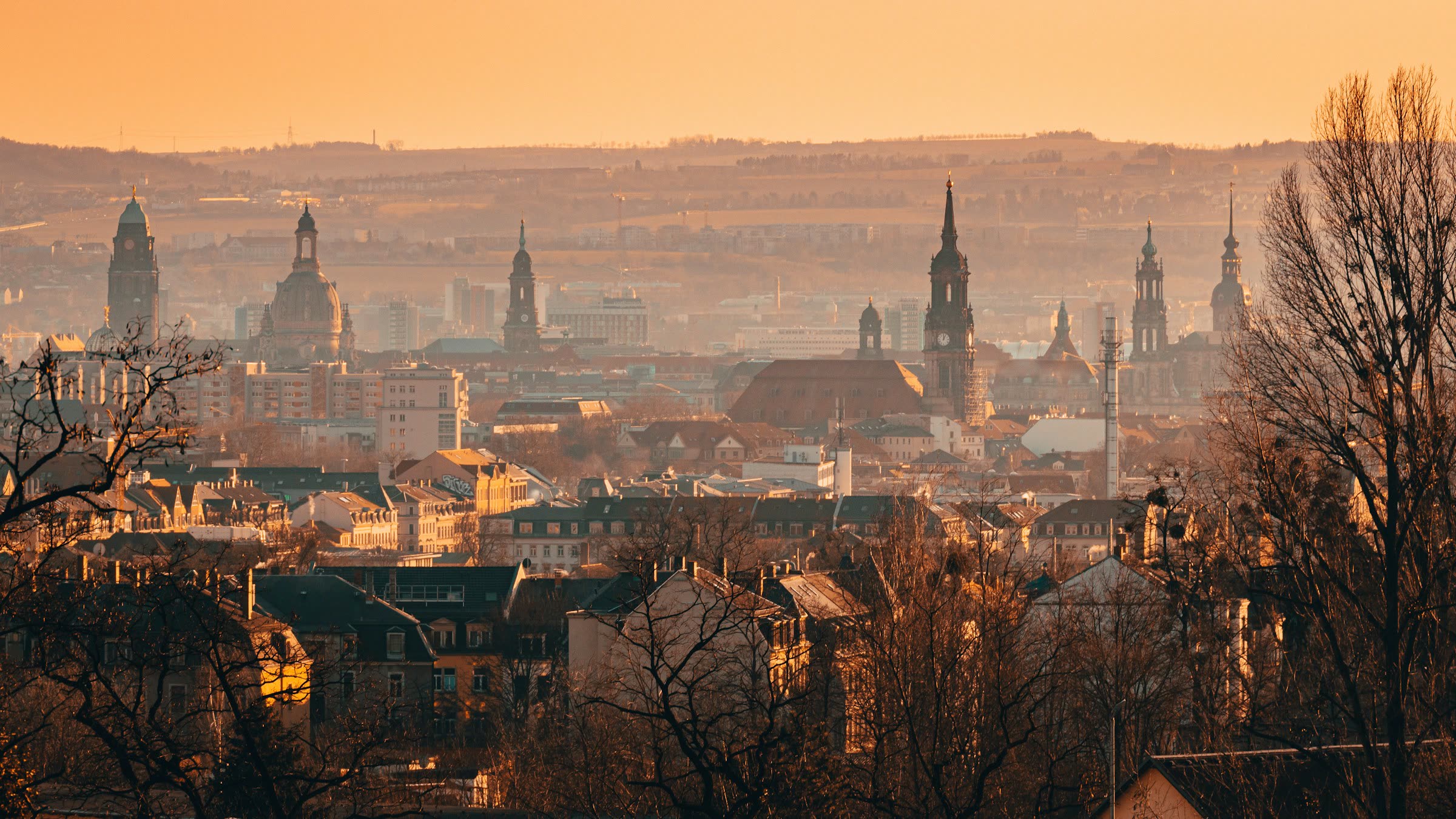 Dresdner Altstadt-Skyline im goldenen Morgenlicht — Frauenkirche, Kreuzkirche und Hofkirche
