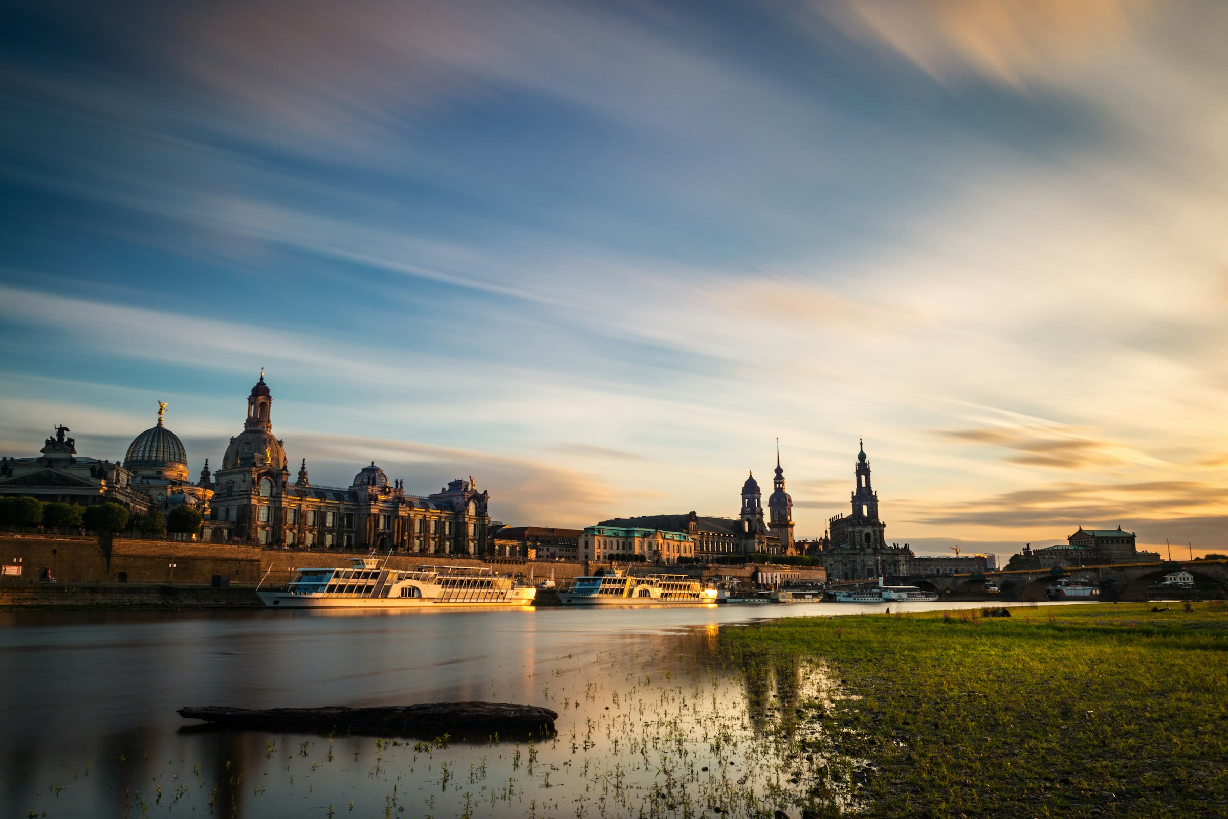 Brühlsche Terrasse mit Schiffen auf der Elbe bei Sonnenuntergang