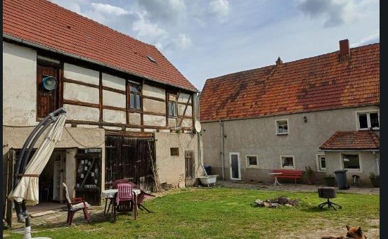 Hof vor Sanierung — Fachwerk-Innenhof