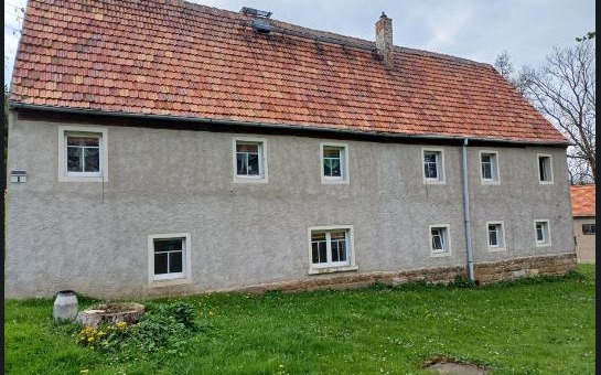 Hof vor Sanierung — Putzgebäude und Wiese